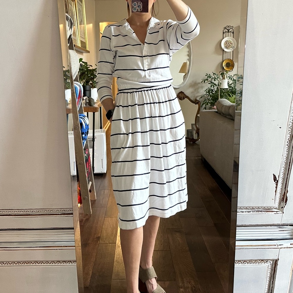 100: Vintage long sleeve white and blue stripped dress